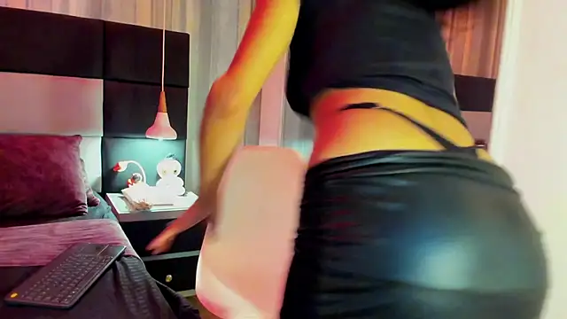 yiyisandoval online show from January 6, 8:24 pm