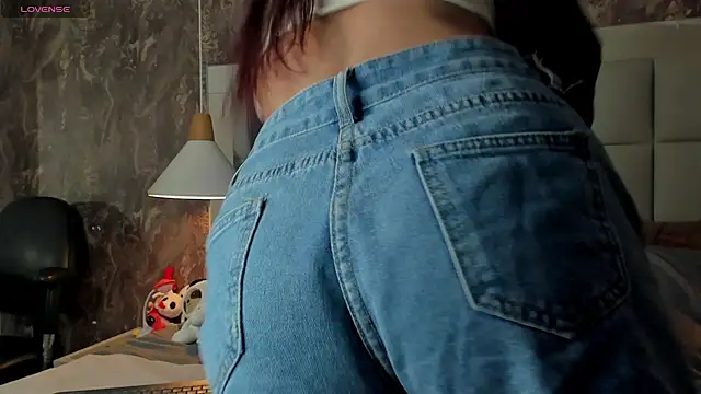 yiyisandoval online show from April 8, 8:43 pm