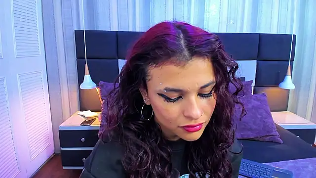 yiyisandoval online show from March 25, 3:22 pm