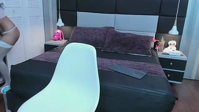 yiyisandoval online show from January 9, 8:16 pm