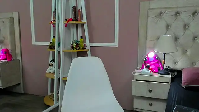 yiyisandoval online show from December 4, 7:46 pm