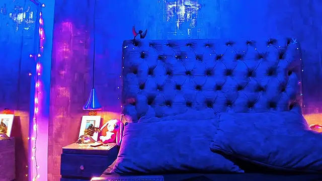 yiyisandoval online show from November 18, 7:50 pm