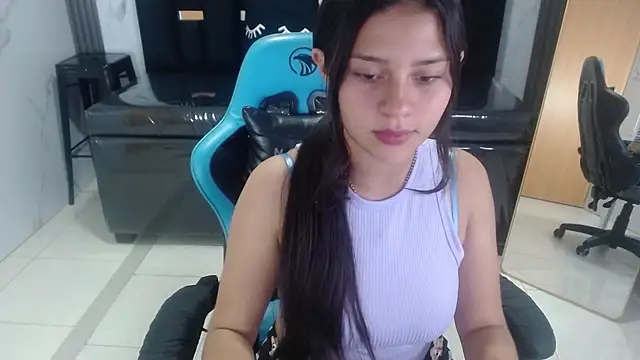 Snapshot of Emilia_love_a chatting on October 15, 3:27 am Emilia love a online show from October 15, 3:27 am