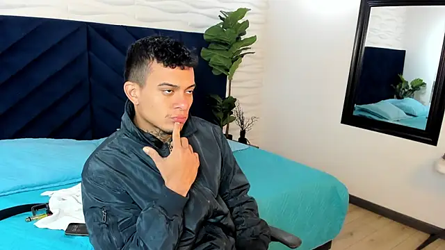 MrJustin  online show from October 23, 8:40 pm