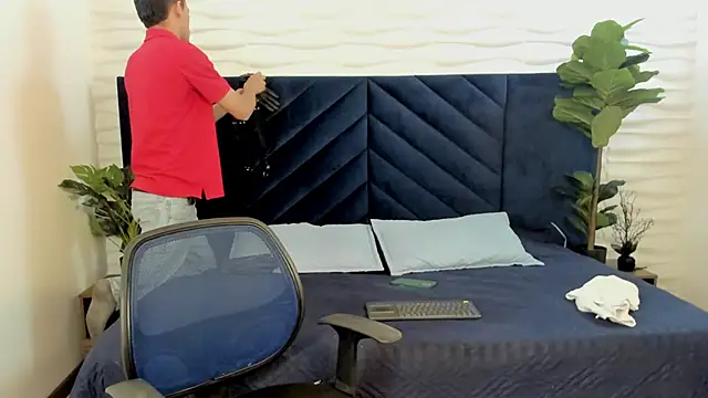 MrJustin  online show from October 30, 9:01 pm