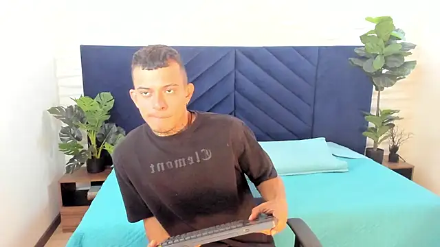 MrJustin  online show from November 10, 10:04 pm