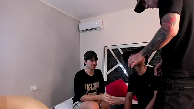 Snapshot of Handsomeboyss19 chatting on October 8, 2:24 am Handsomeboyss19 online show from October 8, 2:24 am