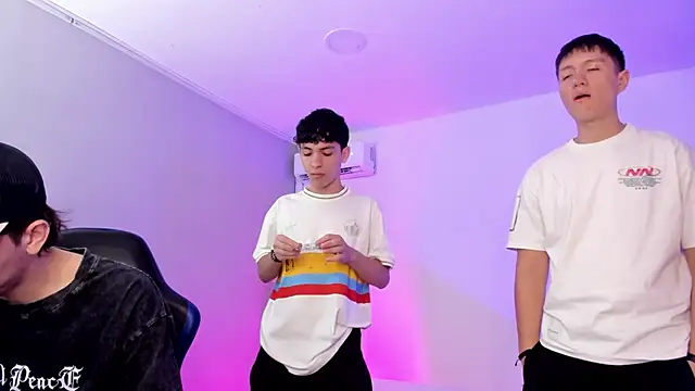 Handsomeboyss19 online show from May 9, 8:34 pm