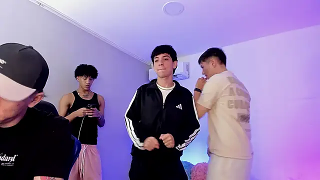Handsomeboyss19 online show from June 10, 8:43 pm