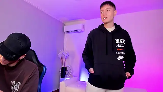 Handsomeboyss19 online show from April 24, 2:35 am