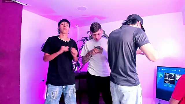 Snapshot of Handsomeboyss19 chatting on September 20, 1:32 am Handsomeboyss19 online show from September 20, 1:32 am