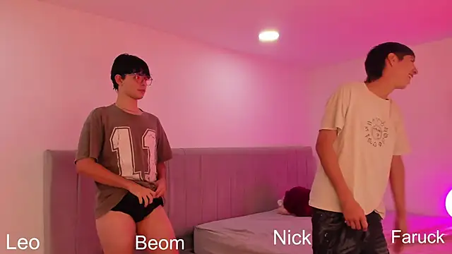 Snapshot of Handsomeboyss19 chatting on September 12, 10:42 pm Handsomeboyss19 online show from September 12, 10:42 pm