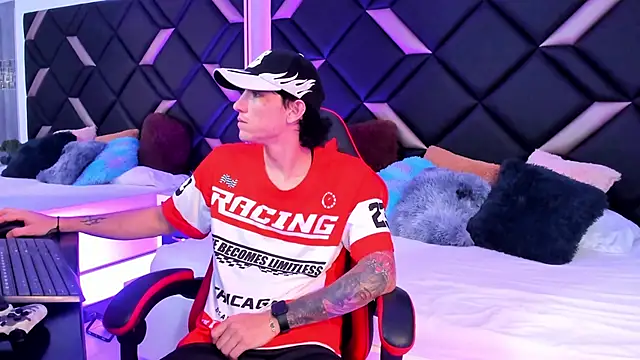 Snapshot of Handsomeboyss19 chatting on October 18, 2:35 am Handsomeboyss19 online show from October 18, 2:35 am