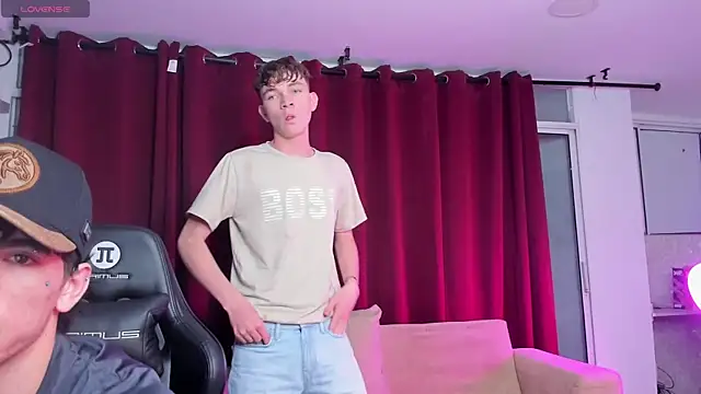 Snapshot of Handsomeboyss19 chatting on October 4, 12:34 am Handsomeboyss19 online show from October 4, 12:34 am