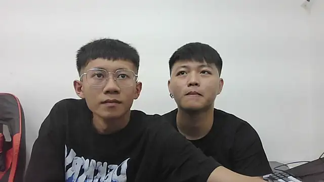 zhu000000 online show from April 12, 7:33 am