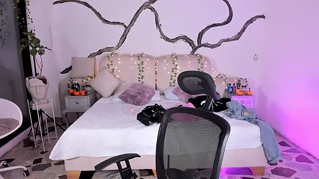 Snapshot of SarahCastro1_ chatting on October 24, 5:28 am SarahCastro1 online show from October 24, 5:28 am