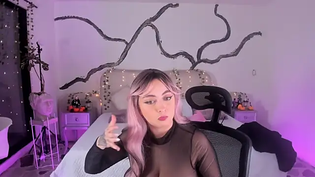 Snapshot of SarahCastro1_ chatting on October 23, 5:06 am SarahCastro1 online show from October 23, 5:06 am