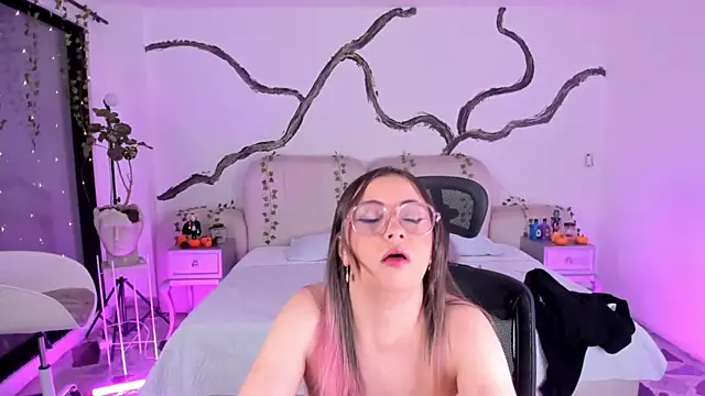 Snapshot of SarahCastro1_ chatting on October 25, 5:17 am SarahCastro1 online show from October 25, 5:17 am