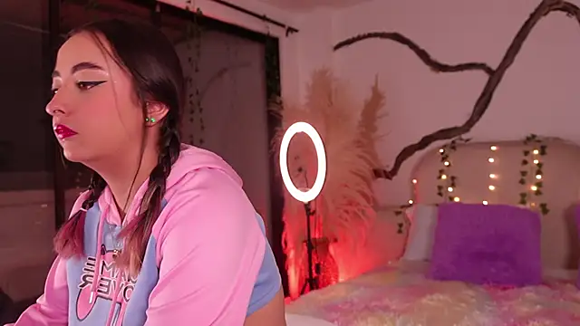 Snapshot of SarahCastro1_ chatting on December 17, 5:12 am SarahCastro1 online show from December 17, 5:12 am