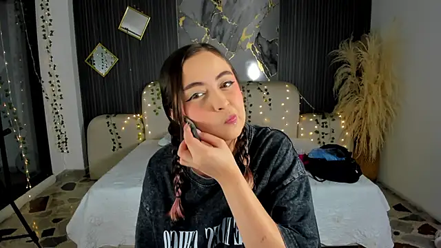 SarahCastro1  online show from January 8, 4:07 am