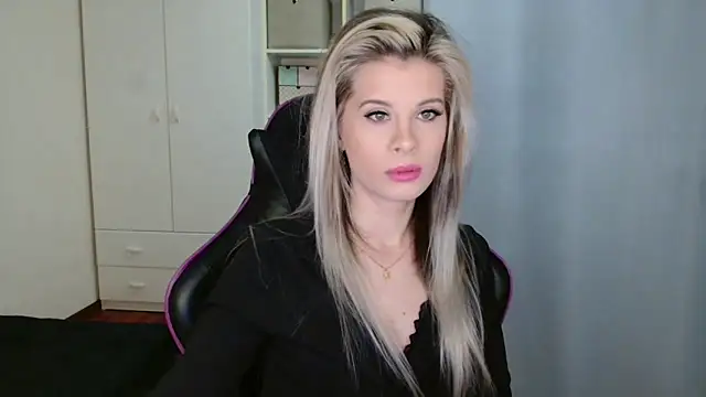 KristineGlow online show from March 3, 7:15 am