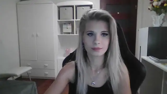 Snapshot of KristineGlow chatting on October 3, 6:20 pm KristineGlow online show from October 3, 6:20 pm