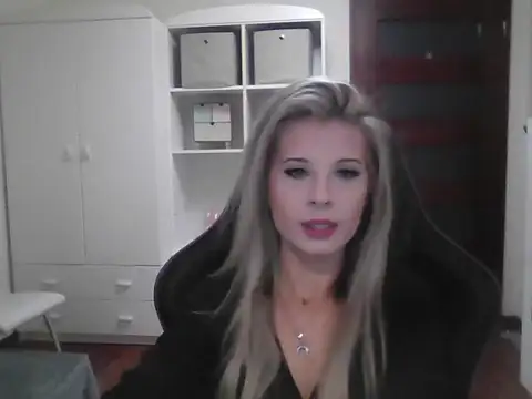 Snapshot of KristineGlow chatting on October 7, 7:20 am KristineGlow online show from October 7, 7:20 am