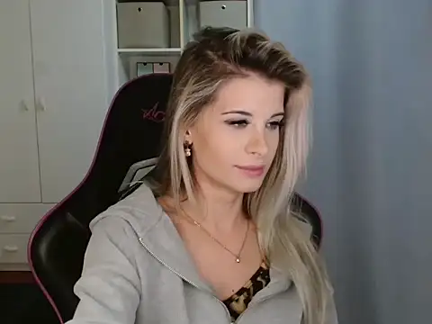 KristineGlow online show from December 18, 7:18 pm