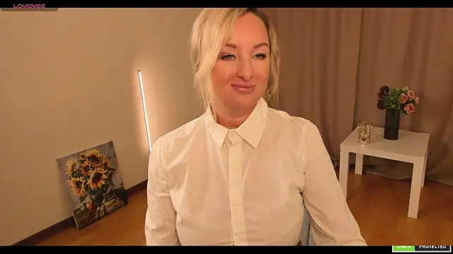 Snapshot of sexmom8 chatting on October 9, 10:05 am sexmom8 online show from October 9, 10:05 am