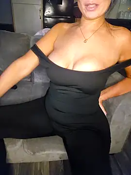 KissMeKylie online show from December 17, 11:10 pm