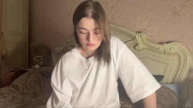 Snapshot of HoneyMist chatting on November 18, 6:00 pm HoneyMist online show from November 18, 6:00 pm