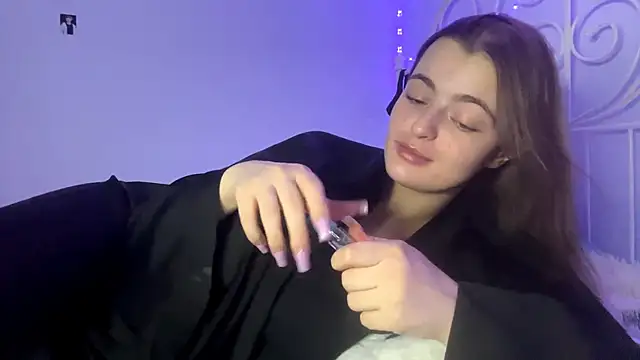 Snapshot of HoneyMist chatting on December 2, 2:19 pm HoneyMist online show from December 2, 2:19 pm