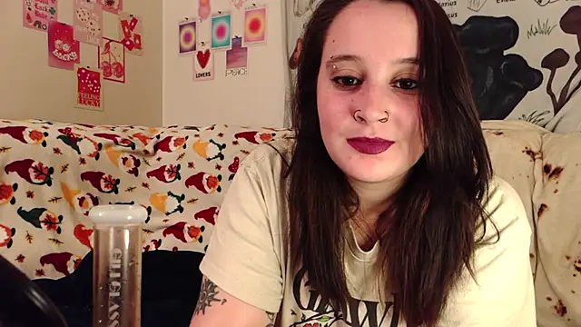 Snapshot of Shadow_Slut chatting on October 18, 1:07 am Shadow Slut online show from October 18, 1:07 am