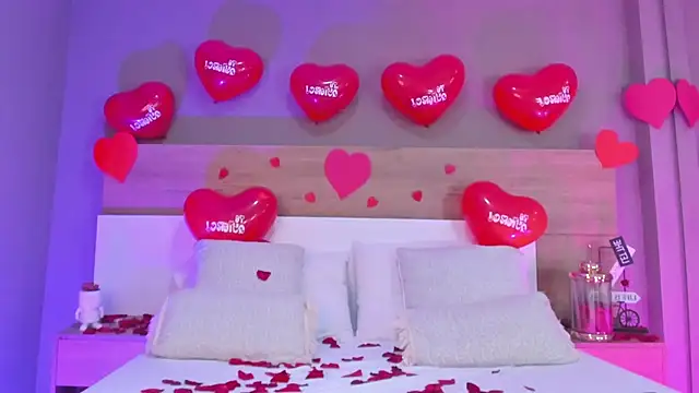 Snapshot of MiaTaylorSweet chatting on February 14, 1:00 pm MiaTaylorSweet online show from February 14, 1:00 pm