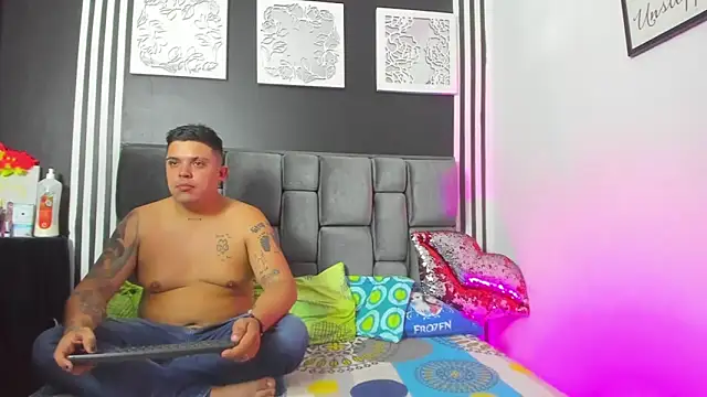 Hornycouple Hot online show from November 12, 7:51 pm