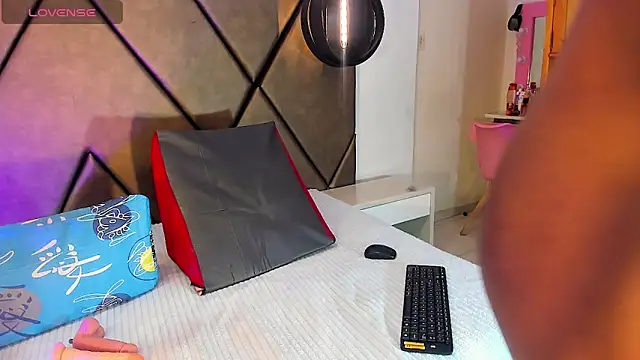 PenelopeGuzman   online show from February 17, 6:05 pm