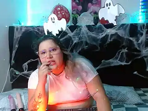 Snapshot of EmmaTower chatting on October 21, 7:24 pm EmmaTower online show from October 21, 7:24 pm