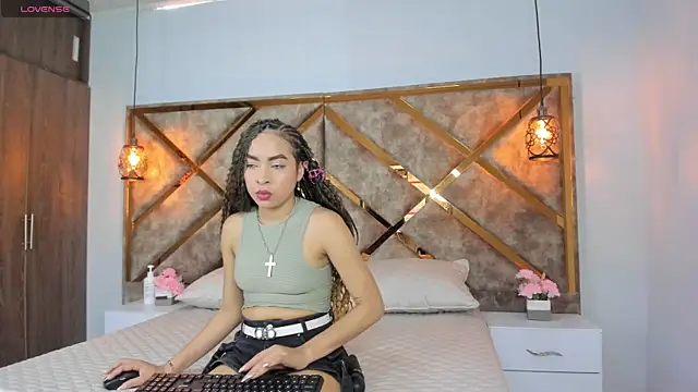 Snapshot of Lucia_jane chatting on May 25, 9:02 pm Lucia jane online show from May 25, 9:02 pm