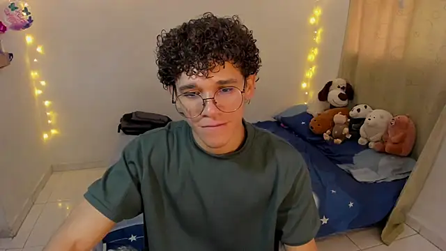 Snapshot of Tom_Blues chatting on December 18, 4:22 pm Tom Blues online show from December 18, 4:22 pm