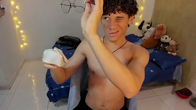 Snapshot of Tom_Blues chatting on December 15, 12:55 pm Tom Blues online show from December 15, 12:55 pm