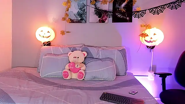 Snapshot of KimTayloor1 chatting on October 31, 7:32 pm KimTayloor1 online show from October 31, 7:32 pm