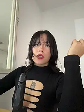 Snapshot of aliciia_23 chatting on November 8, 9:18 pm aliciia 23 online show from November 8, 9:18 pm