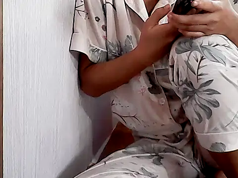 Snapshot of pinay-momm1682 chatting on June 20, 10:15 pm pinay-momm1682 online show from June 20, 10:15 pm