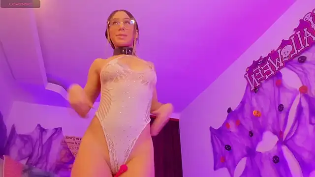 kiara velvet  online show from October 27, 10:49 am