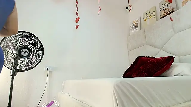 elizawiliamst online show from March 18, 2:08 pm