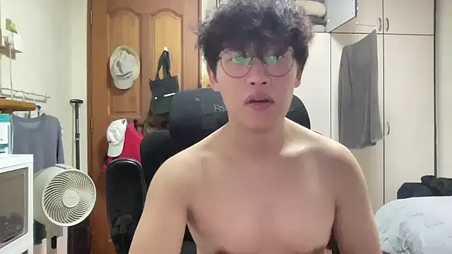 Snapshot of Passionatetwink2 chatting on March 13, 12:32 pm Passionatetwink2 online show from March 13, 12:32 pm