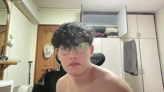 Snapshot of Passionatetwink2 chatting on April 10, 4:47 pm Passionatetwink2 online show from April 10, 4:47 pm