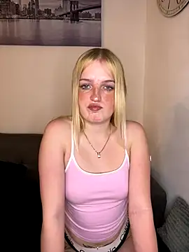 Snapshot of DieBlondeHannah chatting on October 1, 6:23 pm DieBlondeHannah online show from October 1, 6:23 pm