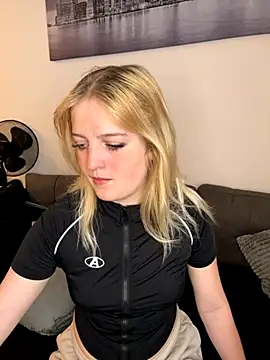 Snapshot of DieBlondeHannah chatting on October 12, 11:11 am DieBlondeHannah online show from October 12, 11:11 am