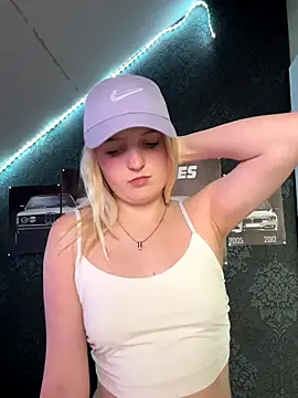Snapshot of DieBlondeHannah chatting on September 10, 1:21 pm DieBlondeHannah online show from September 10, 1:21 pm